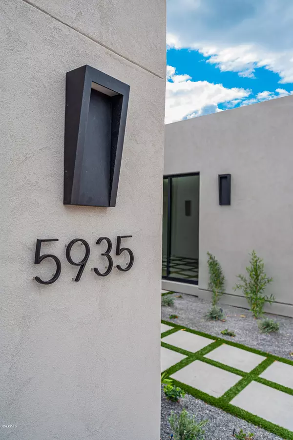 Phoenix, AZ 85018,5935 N ECHO CANYON Lane
