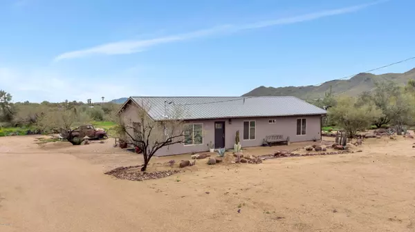 47 W CIRCLE MOUNTAIN Road, New River, AZ 85087