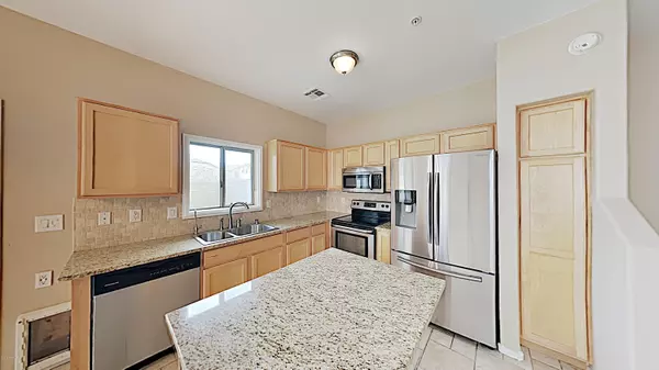 Phoenix, AZ 85024,2725 E MINE CREEK Road #1020