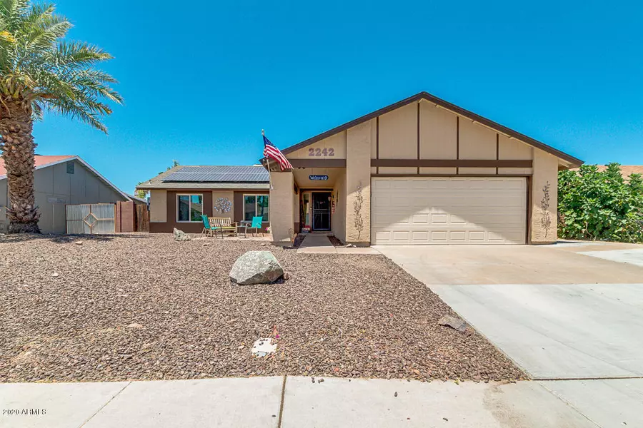 2242 W ROCKWELL Drive, Chandler, AZ 85224