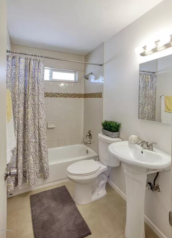 Phoenix, AZ 85042,4721 E St Anne Avenue