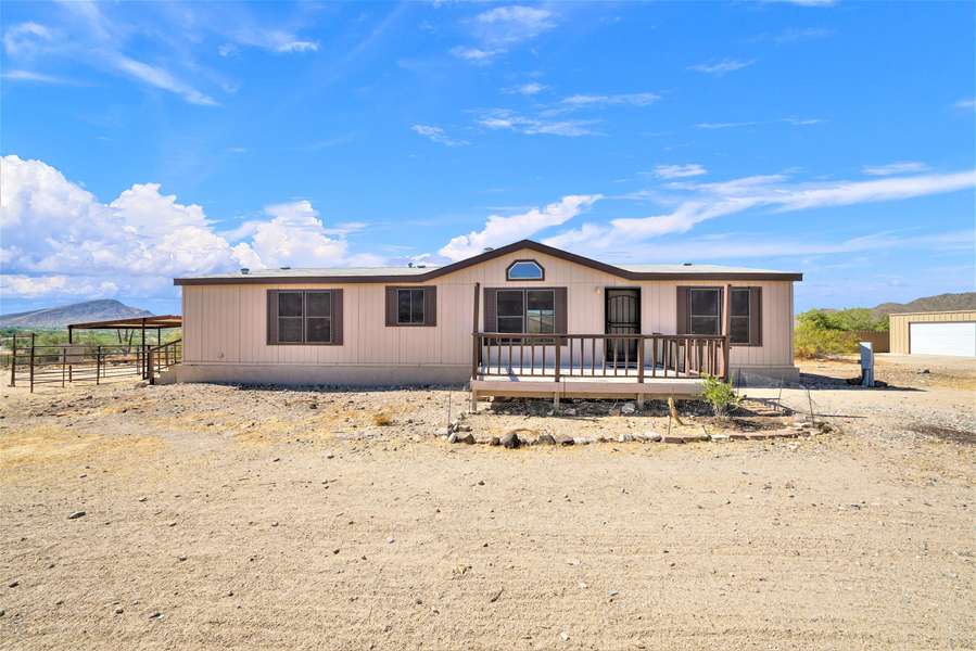 105 E SABROSA Drive, New River, AZ 85087