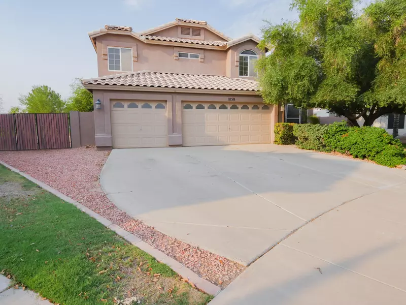 1858 W MERRILL Lane, Gilbert, AZ 85233