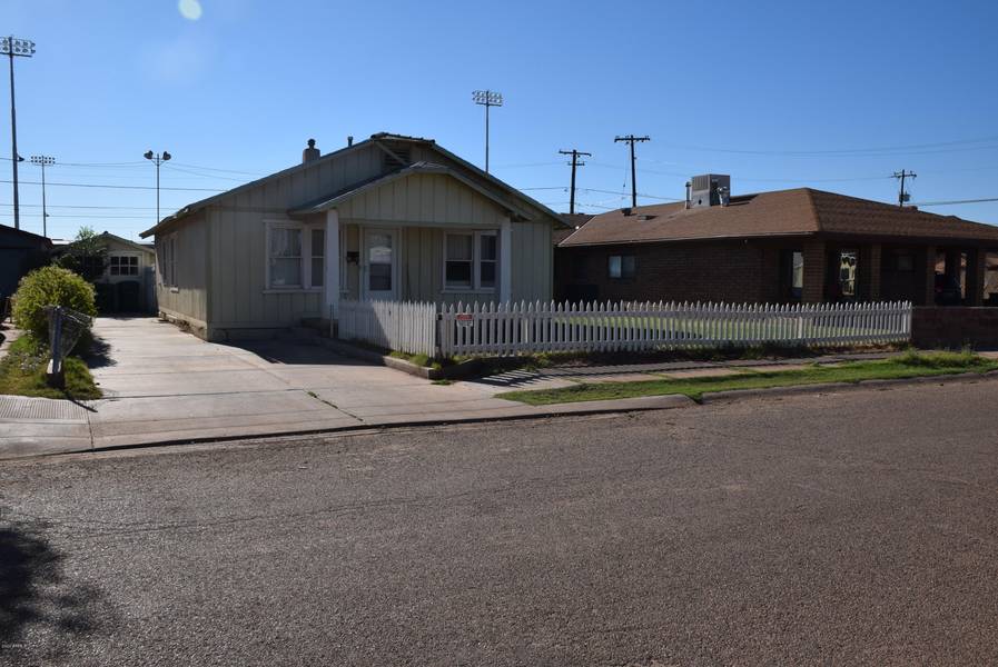 1004 N APACHE Avenue, Winslow, AZ 86047