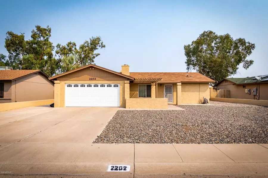 2202 W WICKIEUP Lane, Phoenix, AZ 85027