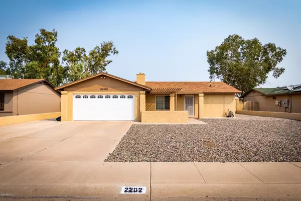 2202 W WICKIEUP Lane, Phoenix, AZ 85027