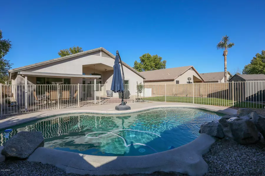 2083 E WILLOW WICK Road, Gilbert, AZ 85296