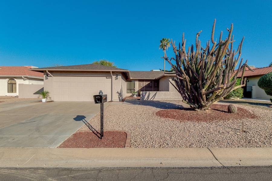 26005 S New Town Drive, Sun Lakes, AZ 85248