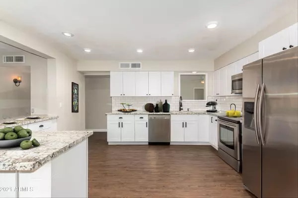 790 N MEADOWS Drive, Chandler, AZ 85224