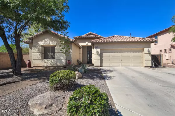 2736 S PORTLAND Avenue, Gilbert, AZ 85295