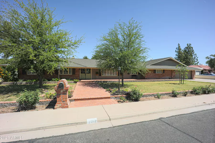 2212 E GLENCOVE Street, Mesa, AZ 85213