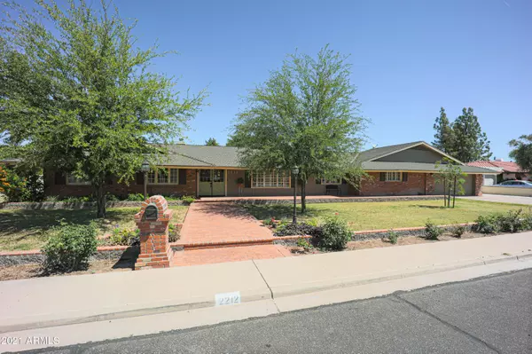 2212 E GLENCOVE Street, Mesa, AZ 85213
