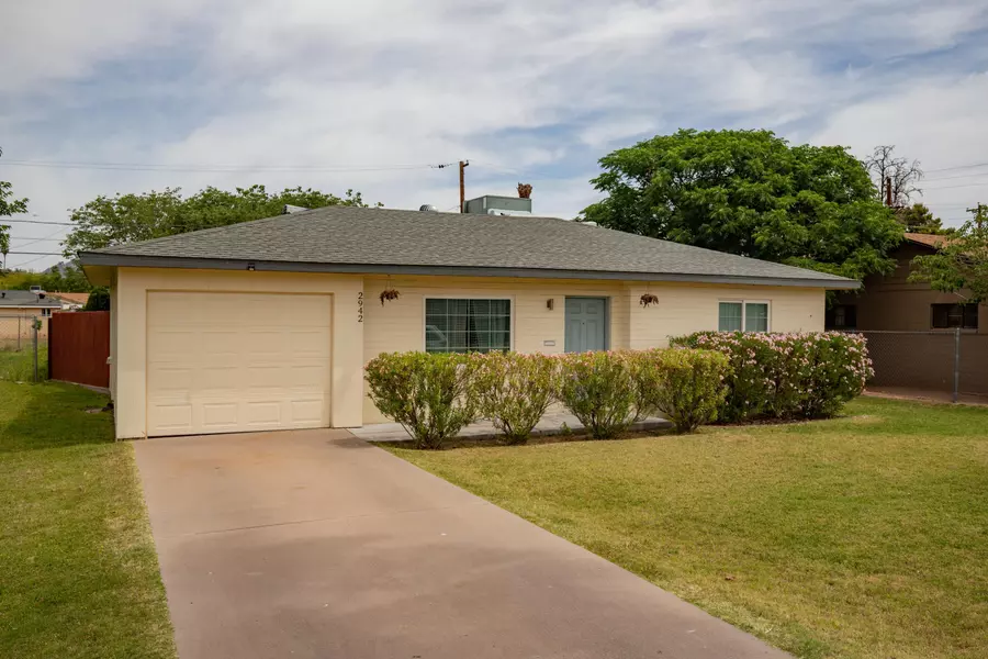 2942 E EARLL Drive, Phoenix, AZ 85016