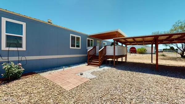 696 N Warren Road, Benson, AZ 85602