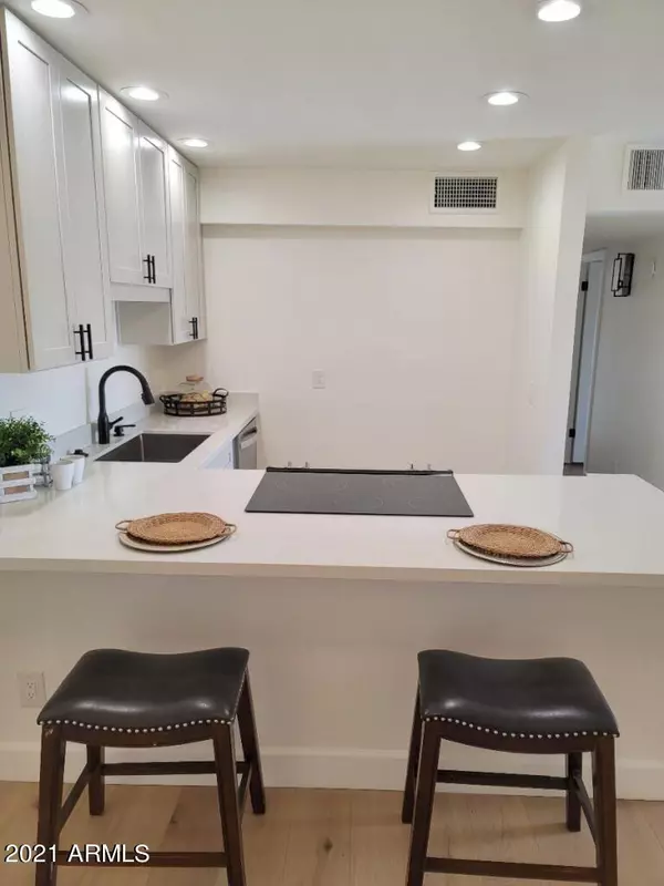 Scottsdale, AZ 85258,8649 E ROYAL PALM Road #216