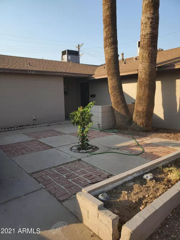 5742 W INDIANOLA Avenue, Phoenix, AZ 85031