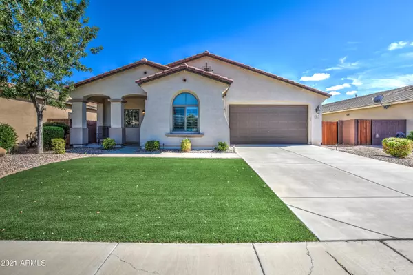 687 W DRAGON TREE Avenue, San Tan Valley, AZ 85140