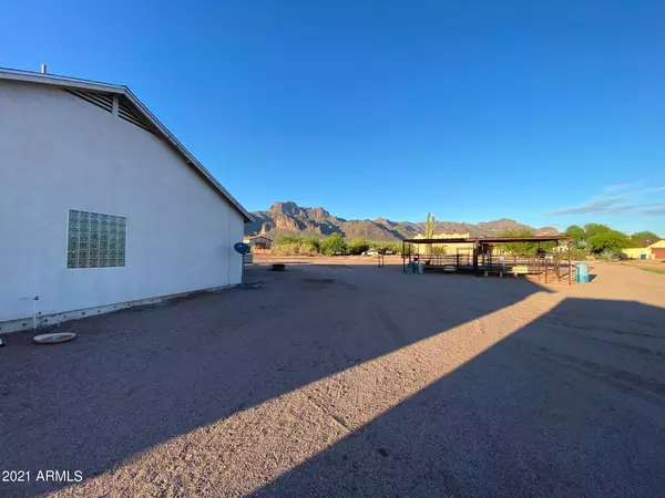 Apache Junction, AZ 85119,671 S SIXSHOOTER Road