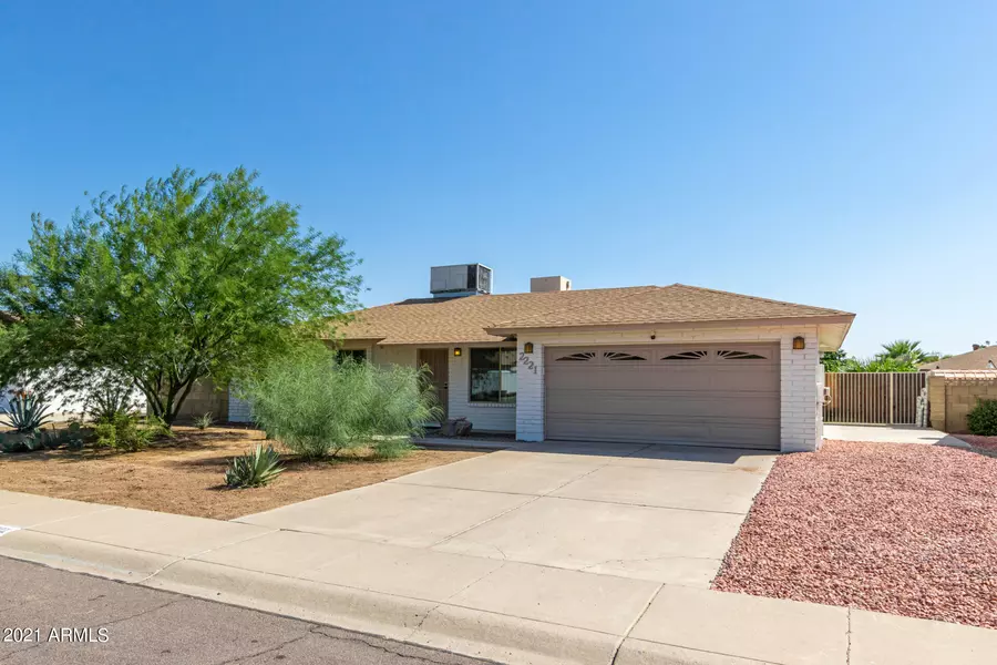 2221 W WICKIEUP Lane, Phoenix, AZ 85027