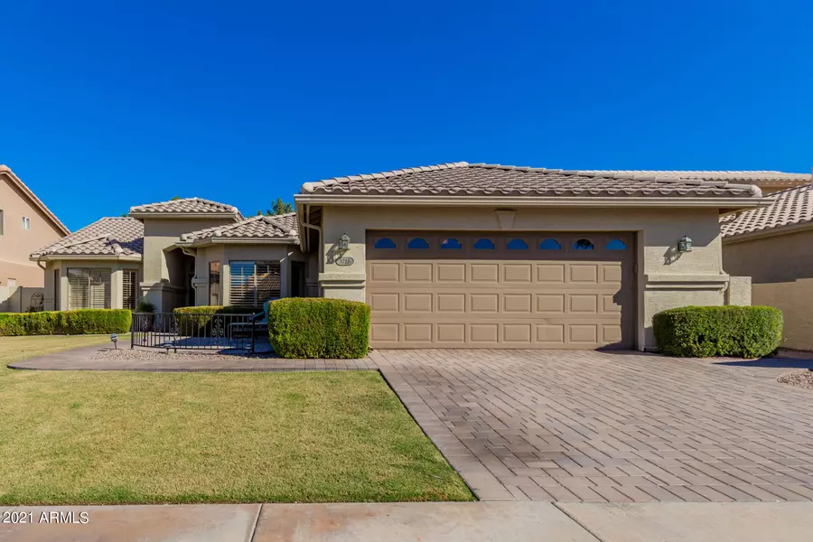 5723 S AMBERWOOD Drive, Chandler, AZ 85248