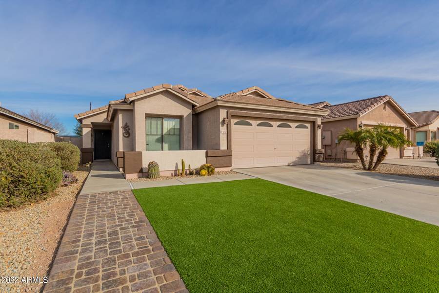 2724 E SILVERSMITH Trail, San Tan Valley, AZ 85143