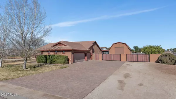 1670 E COUNTRY Lane, Gilbert, AZ 85298