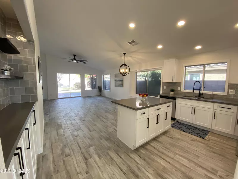 8620 W PARADISE Lane, Peoria, AZ 85382