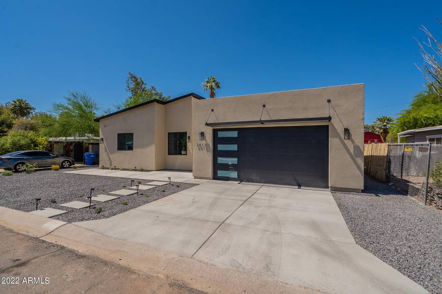 2812 E PINCHOT Avenue, Phoenix, AZ 85016