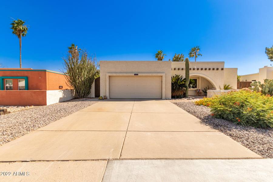 4527 E SUNRISE Drive, Phoenix, AZ 85044