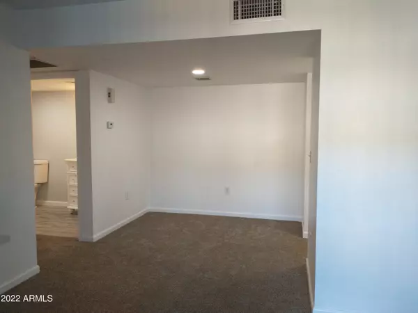 Mesa, AZ 85210,461 W HOLMES Avenue #214