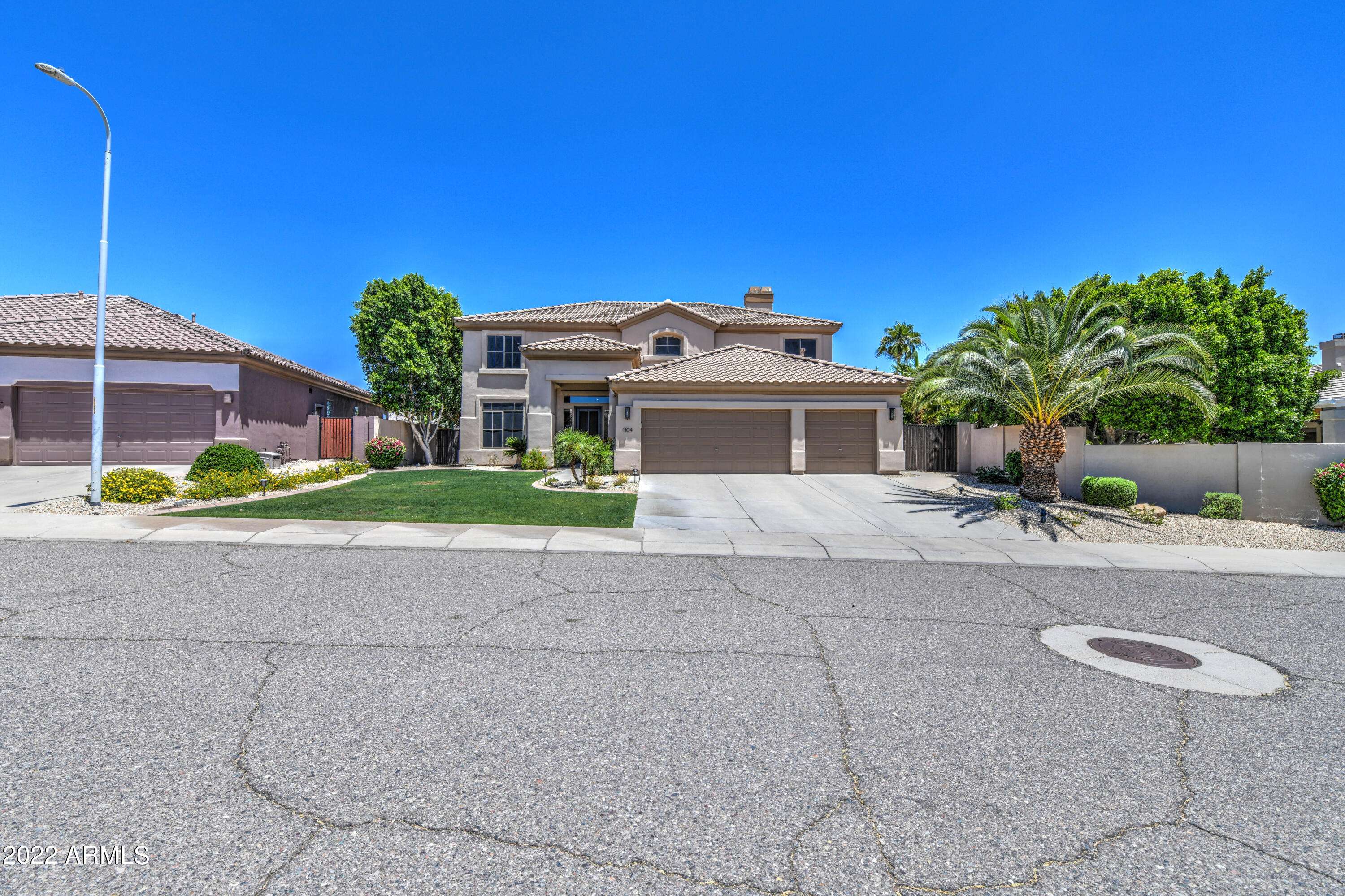 1104 W GLENHAVEN Drive, Phoenix, AZ 85045