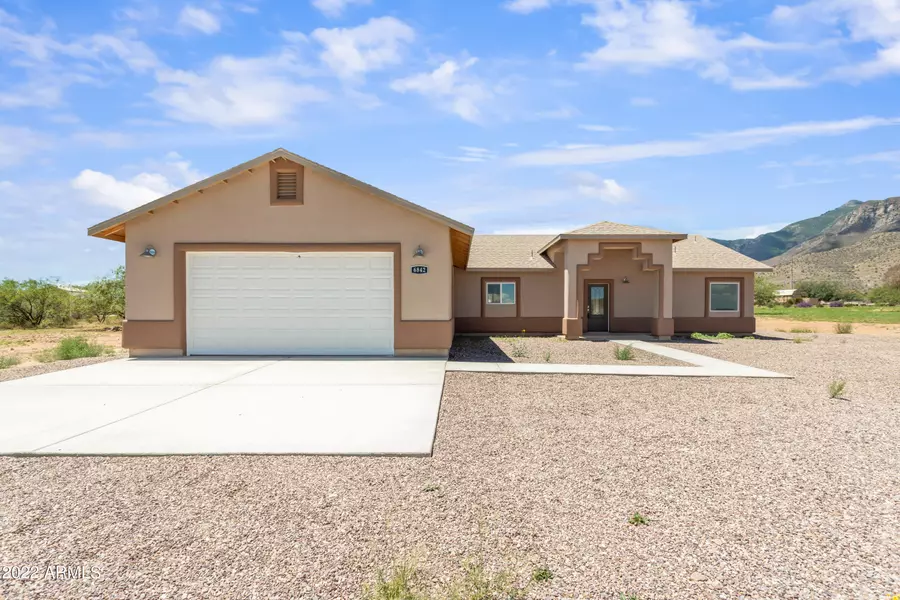 6842 S Elmer Loop, Hereford, AZ 85615