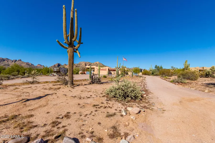 636 E FRONTIER Street, Apache Junction, AZ 85119