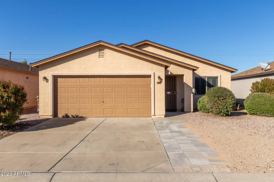 990 E Silversmith Trail, San Tan Valley, AZ 85143