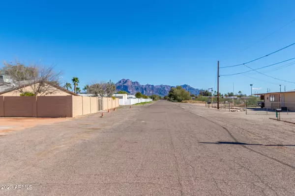 Apache Junction, AZ 85120,2671 W GREASEWOOD Street