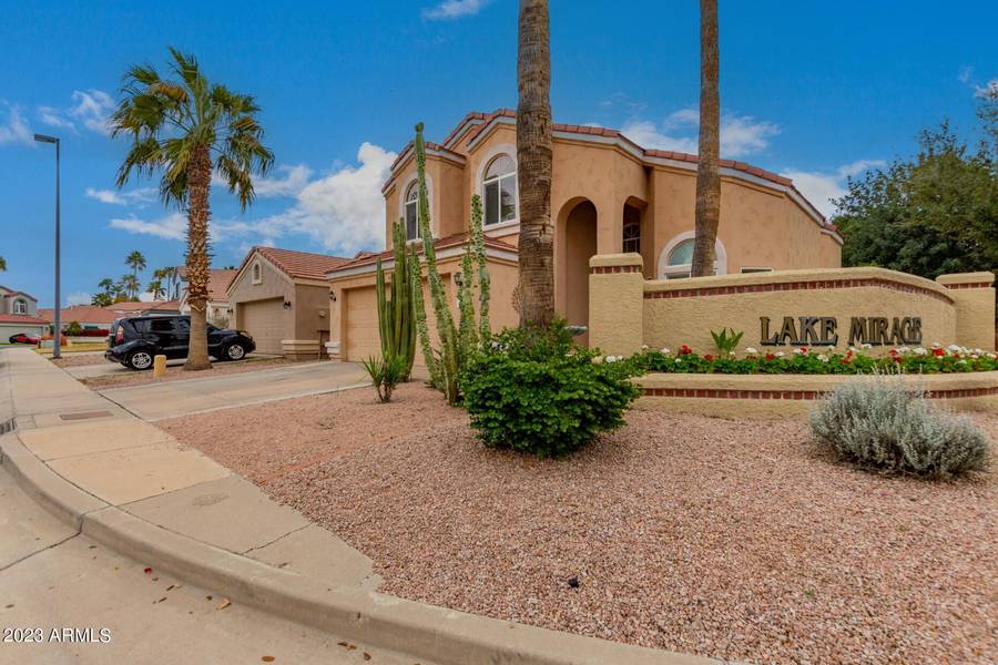 410 S LAKE MIRAGE Drive, Gilbert, AZ 85233