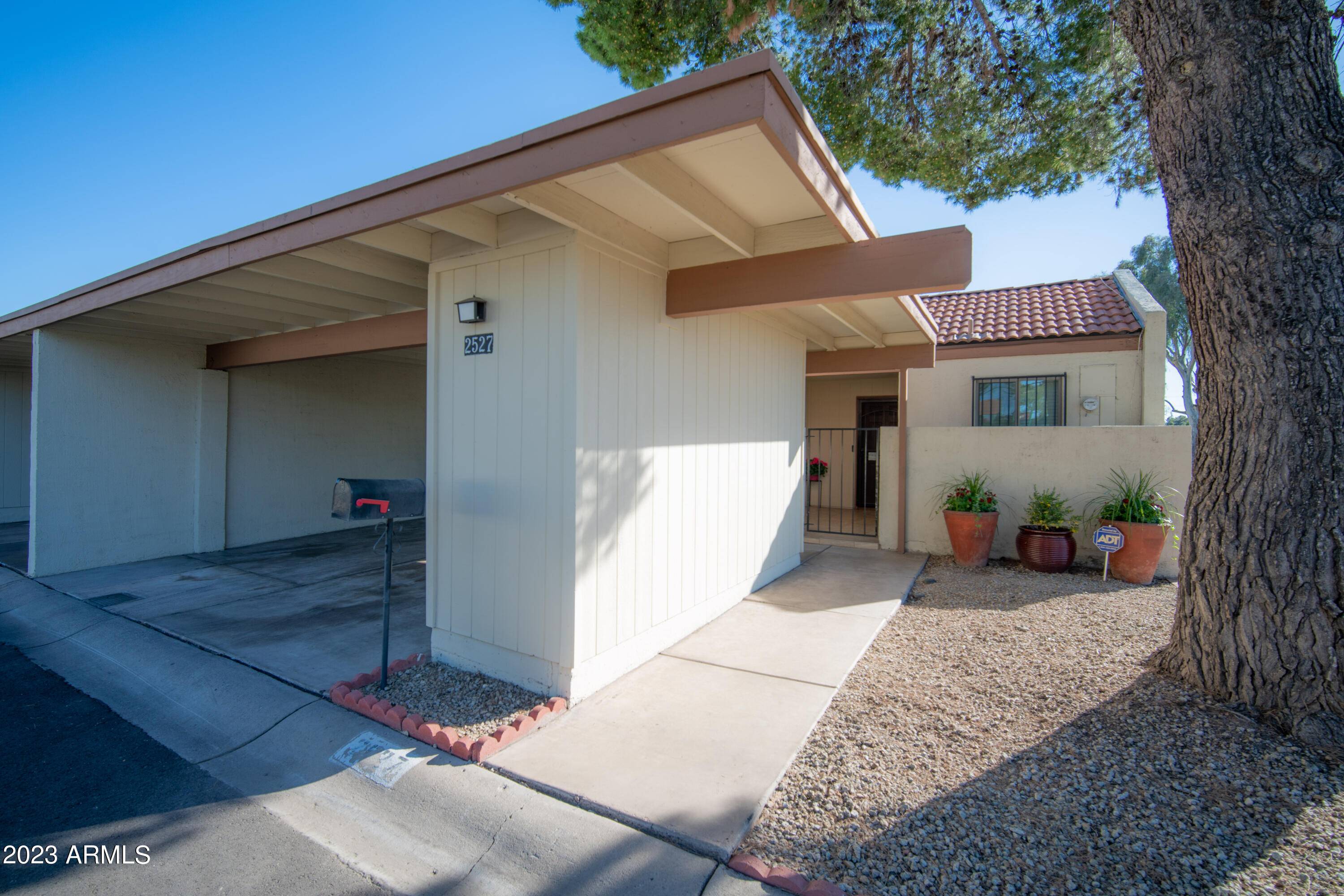 2527 W SHARON Avenue, Phoenix, AZ 85029