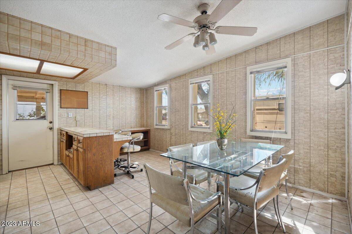 2214 W PARADISE Drive, Phoenix, AZ 85029