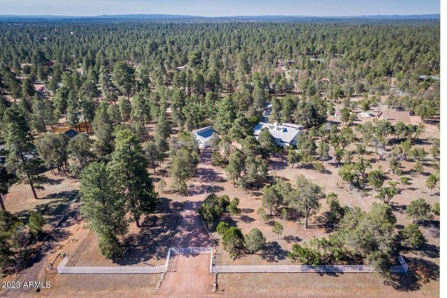 3089 PINEWOOD Drive, Overgaard, AZ 85933