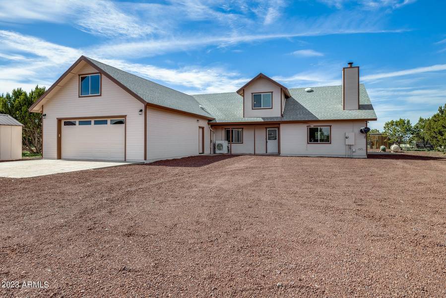 8770 ROUNDUP Drive, Show Low, AZ 85901