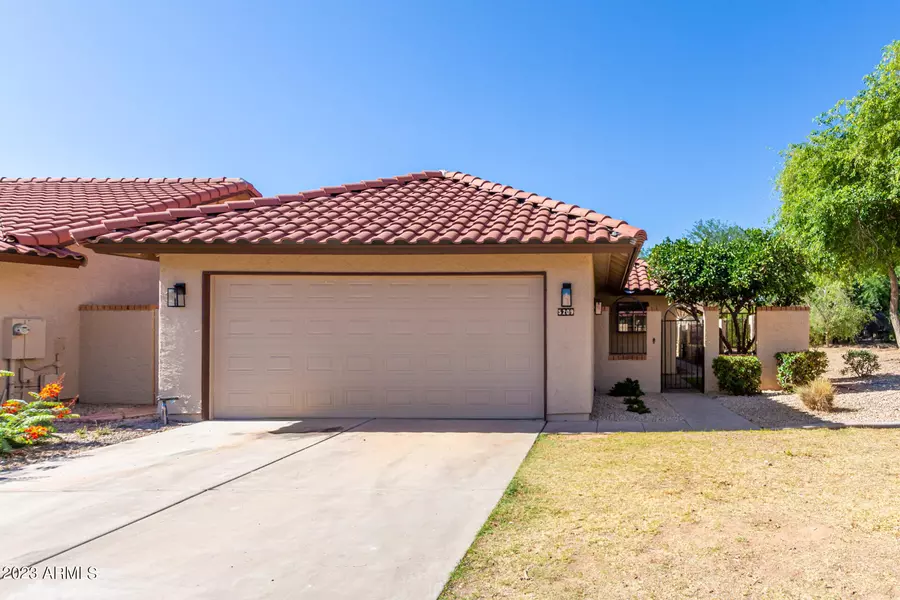 5209 E HALF MOON Drive, Phoenix, AZ 85044