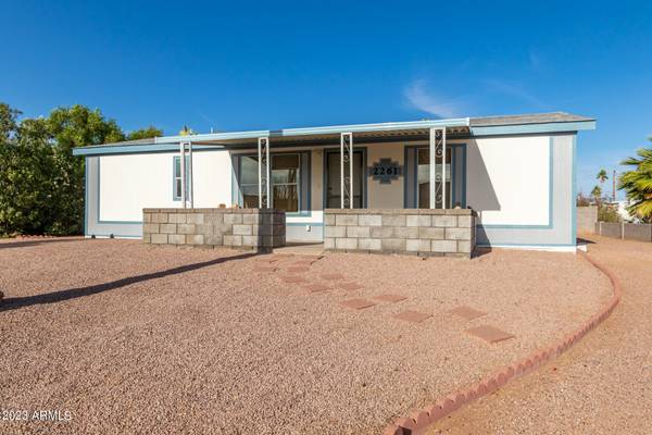 2261 S DESCANSO Road, Apache Junction, AZ 85119