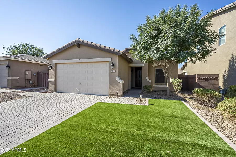 823 W LEADWOOD Avenue, San Tan Valley, AZ 85140