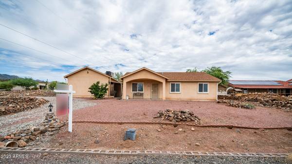 19280 E CACTUS Way, Black Canyon City, AZ 85324