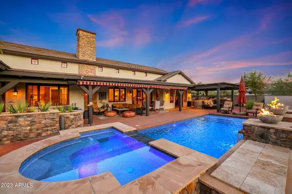 Luxury Living in Verrado: A Spectacular Home on the Golf Course,Timothy Klimek