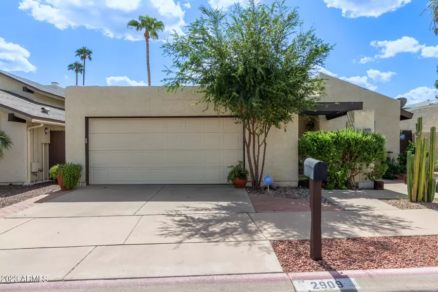 2909 W ALTADENA Avenue, Phoenix, AZ 85029