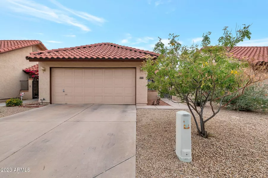 5213 E HALF MOON Drive, Phoenix, AZ 85044