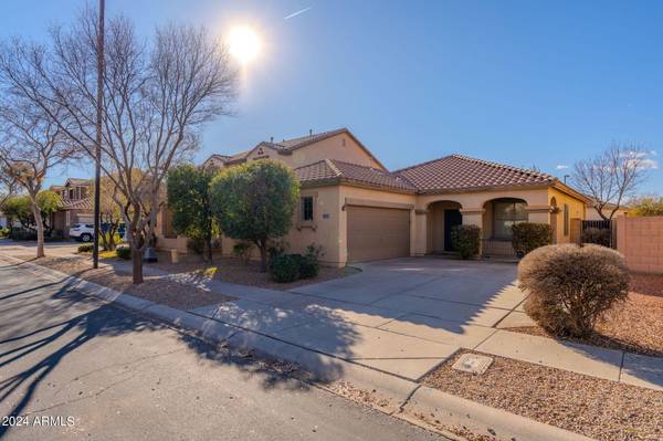 1720 S FALCON Drive, Gilbert, AZ 85295