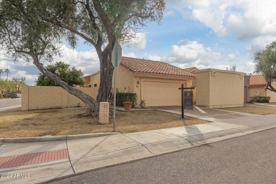 2349 W SHAWNEE Drive, Chandler, AZ 85224