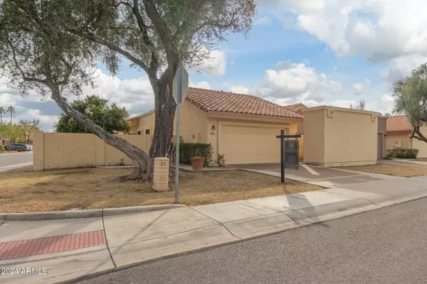 2349 W SHAWNEE Drive, Chandler, AZ 85224